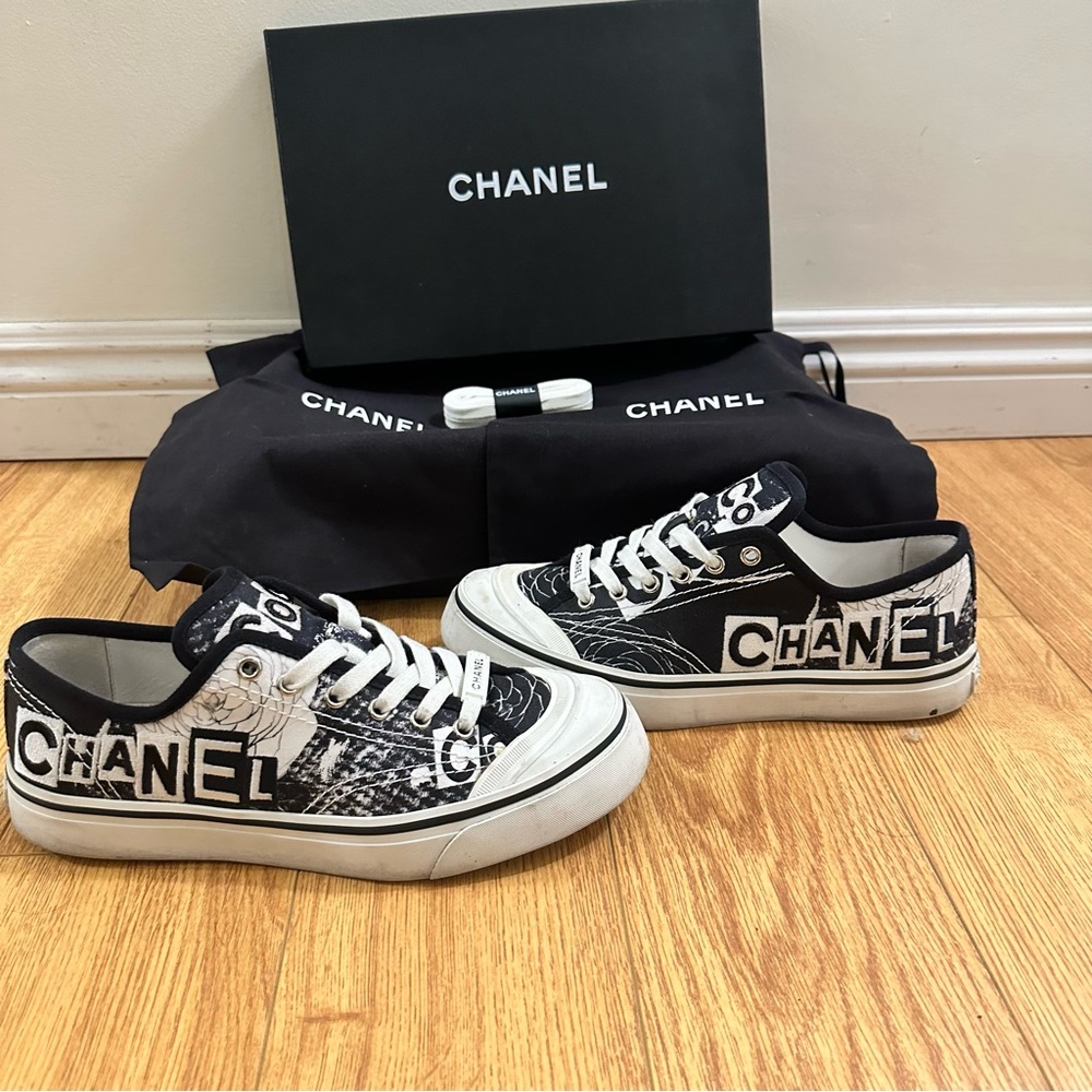 Vintage Chanel weekender sneaker size38.5 authentic worn great condition